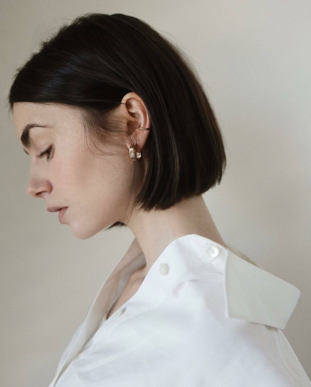 Lily Collins' Beauty Look: Bob Haircut, Bushy Brows, And Nude Lip Trend Lily Collins' Beauty Look: Bob Haircut, Bushy Brows, And Nude Lip Trend