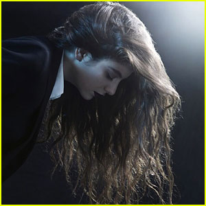 Lorde Stuns Fans With Unexpected Club Appearance At Lorde-Themed Event Lorde Stuns Fans With Unexpected Club Appearance At Lorde-Themed Event