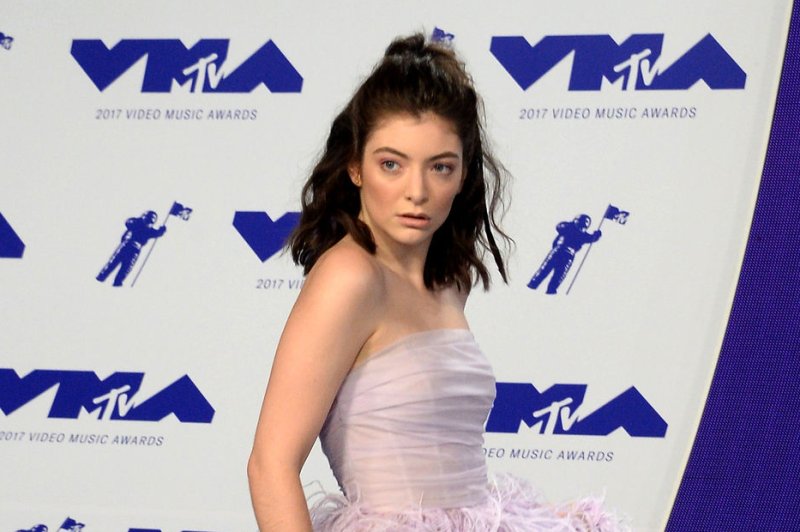 Lorde's Surprise Appearance At Lorde-Themed Night: Fans React Lorde's Surprise Appearance At Lorde-Themed Night: Fans React