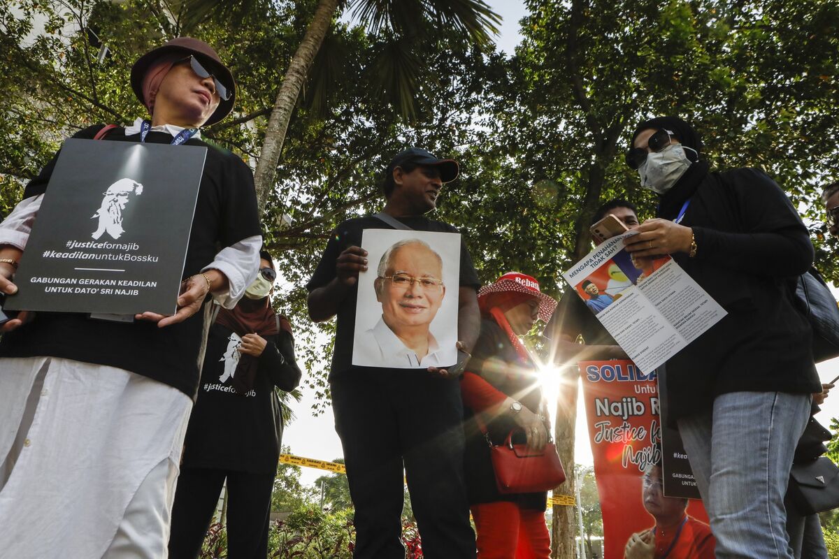 Malaysia's Najib Faces New Allegations In French Submarine Bribery Probe Malaysia's Najib Faces New Allegations In French Submarine Bribery Probe