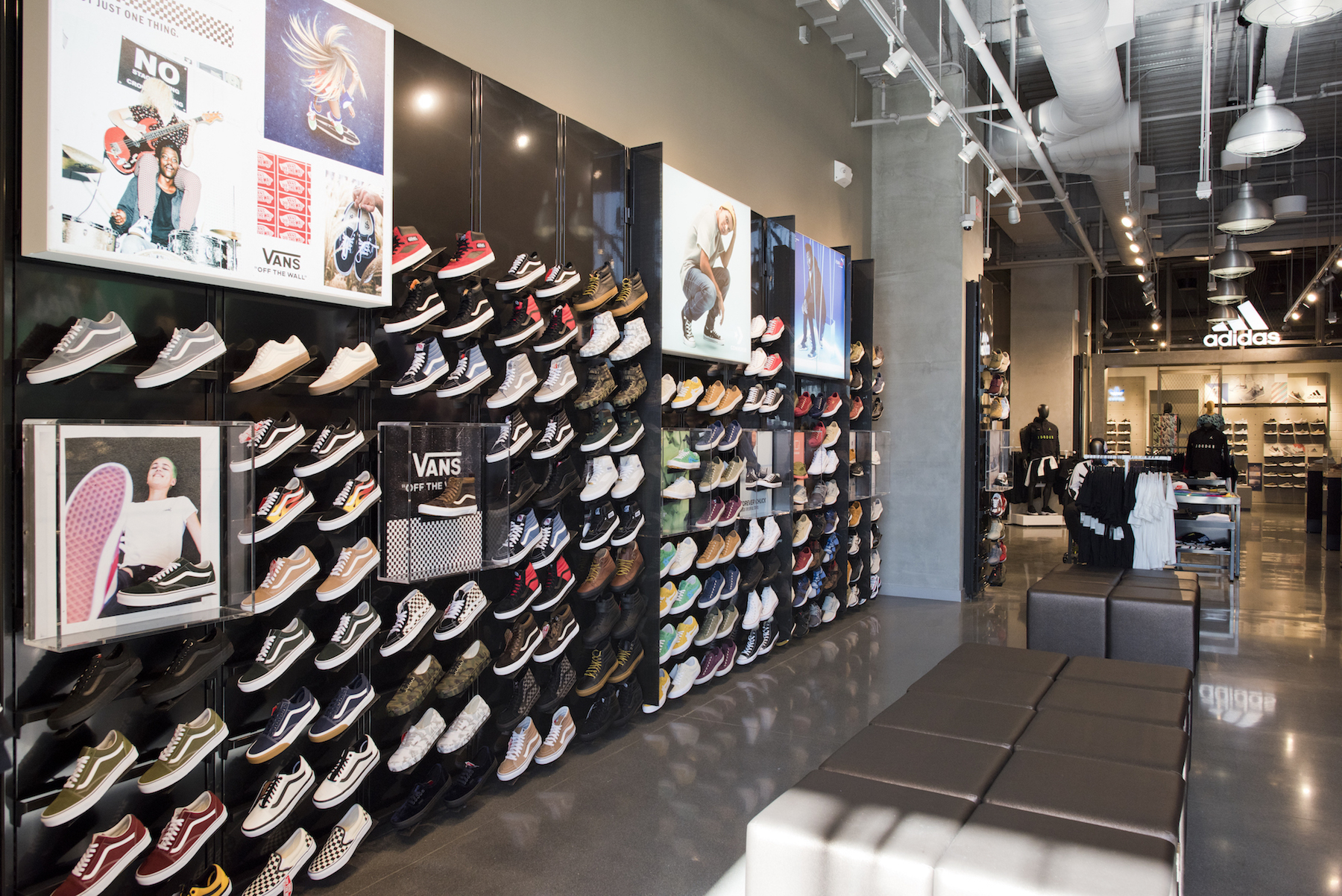 Man Dies After Dispute At West Broad Street Foot Locker: Crime Insider Source Man Dies After Dispute At West Broad Street Foot Locker: Crime Insider Source