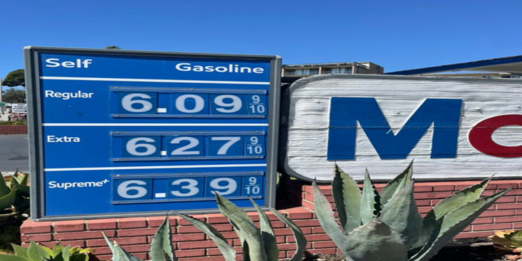 Memorial Day Weekend: Gas Prices To Hit Decade Lows Memorial Day Weekend: Gas Prices To Hit Decade Lows