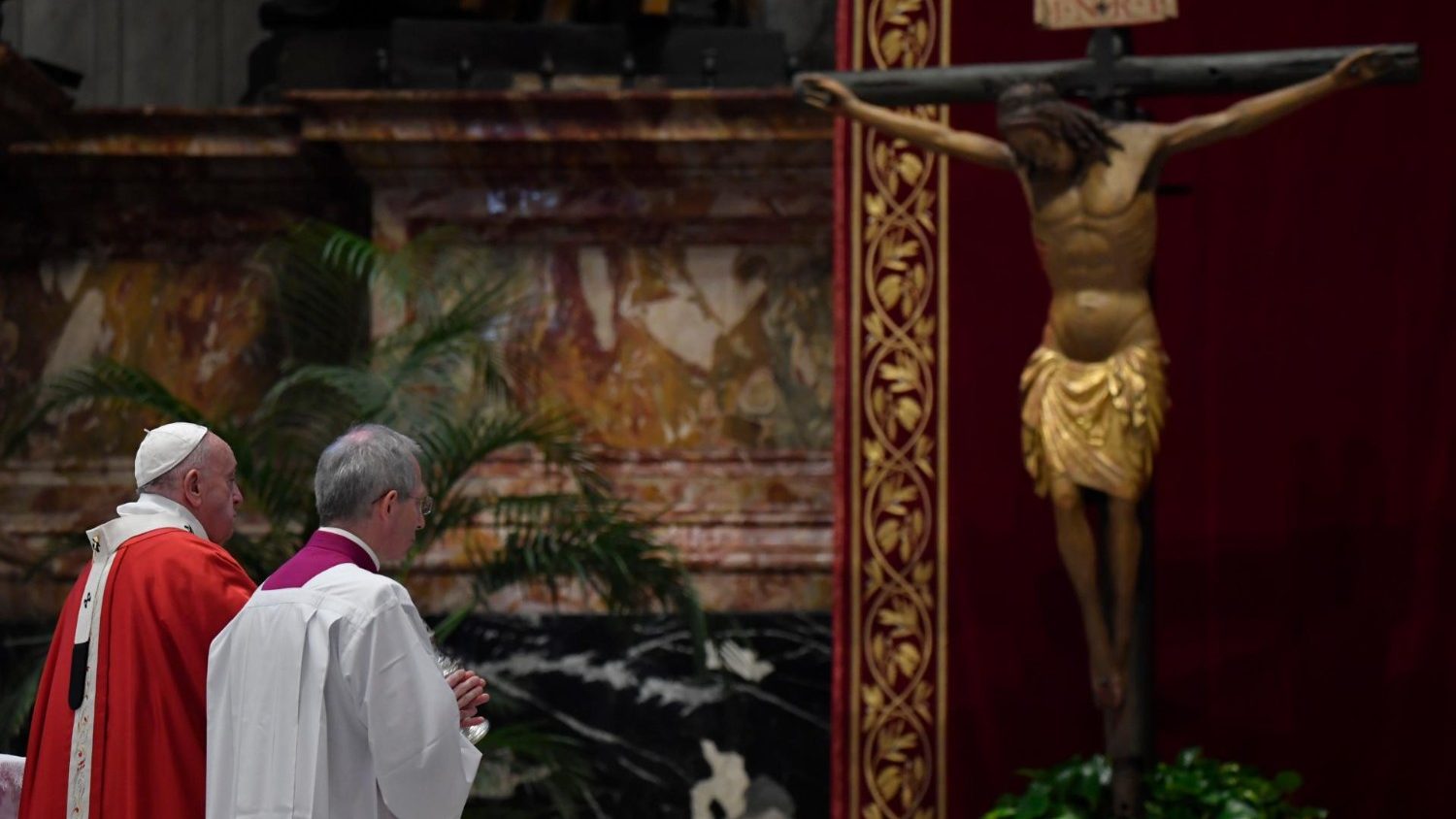 Multidão Dorme Nas Ruas Do Vaticano Em Homenagem Ao Papa Francisco Multidão Dorme Nas Ruas Do Vaticano Em Homenagem Ao Papa Francisco