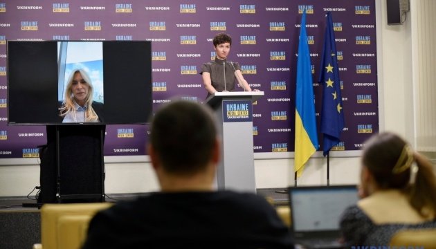 Наомі Кемпбелл: Стильне Вбрання На Заході В Лондоні (біла Туніка) Наомі Кемпбелл: Стильне Вбрання На Заході В Лондоні (біла Туніка)