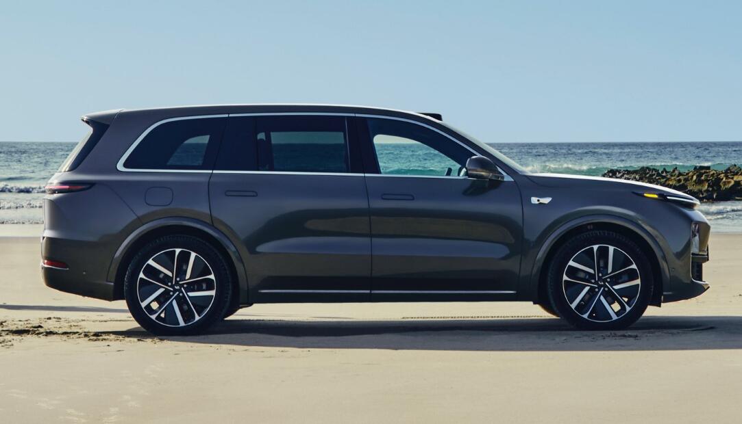 Navigating The Chinese Market: Challenges For Luxury Automakers Like BMW And Porsche Navigating The Chinese Market: Challenges For Luxury Automakers Like BMW And Porsche