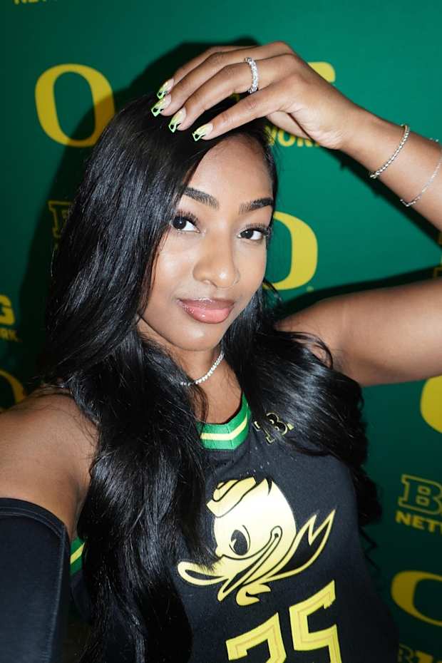 Oregon Tournament: Deja Kelly's Growing Leadership Oregon Tournament: Deja Kelly's Growing Leadership