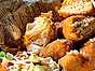 Perfekta Kycklingnuggets: Friterade I Majsflingor Med Lättlagad Sallad Perfekta Kycklingnuggets: Friterade I Majsflingor Med Lättlagad Sallad