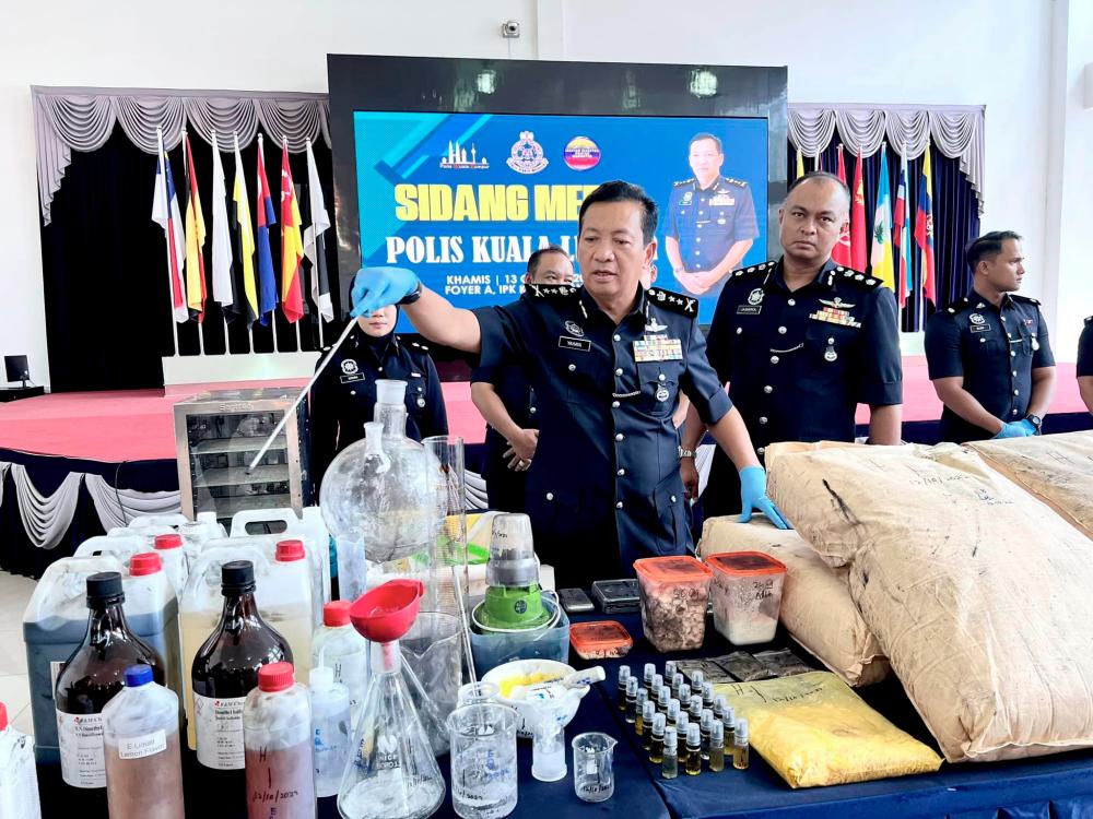 Police Apprehend Five In Connection With Drug And Weapon Trafficking Police Apprehend Five In Connection With Drug And Weapon Trafficking
