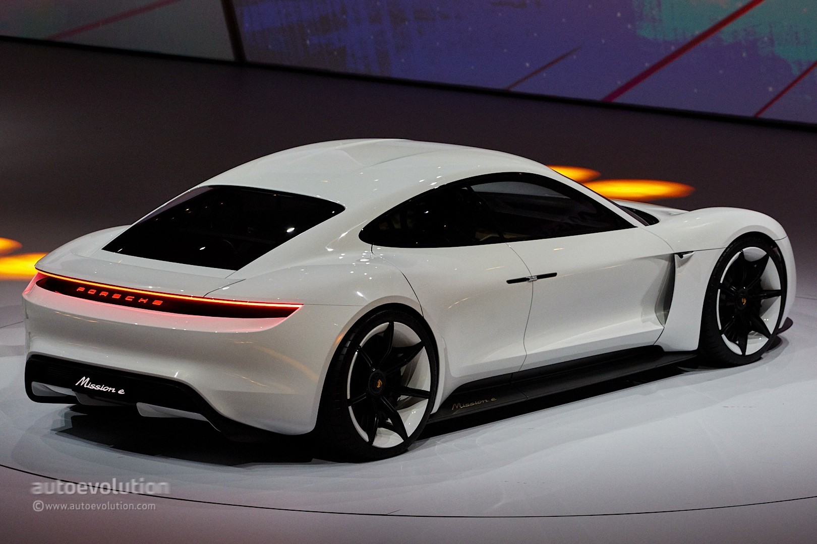 Porsche Atidarė Naują Elektromobilių Įkrovimo Stotį Europoje Porsche Atidarė Naują Elektromobilių Įkrovimo Stotį Europoje