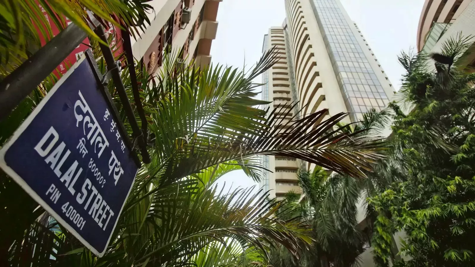 बाजार में उछाल: सेंसेक्स और निफ्टी में तेजी, ₹5 लाख करोड़ का फायदा, 2025 का घाटा हुआ रिकवर बाजार में उछाल: सेंसेक्स और निफ्टी में तेजी, ₹5 लाख करोड़ का फायदा, 2025 का घाटा हुआ रिकवर