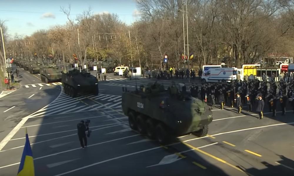 Revenirea Fraților Tate În România: Imagini De La Defilarea Prin București Revenirea Fraților Tate În România: Imagini De La Defilarea Prin București
