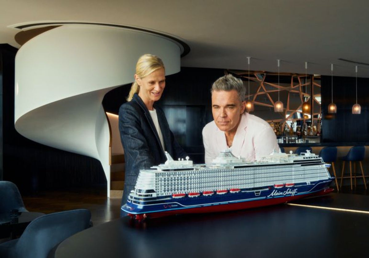 Robbie Williams' Malaga Concert: Cruise Ship Christening Spectacular Robbie Williams' Malaga Concert: Cruise Ship Christening Spectacular
