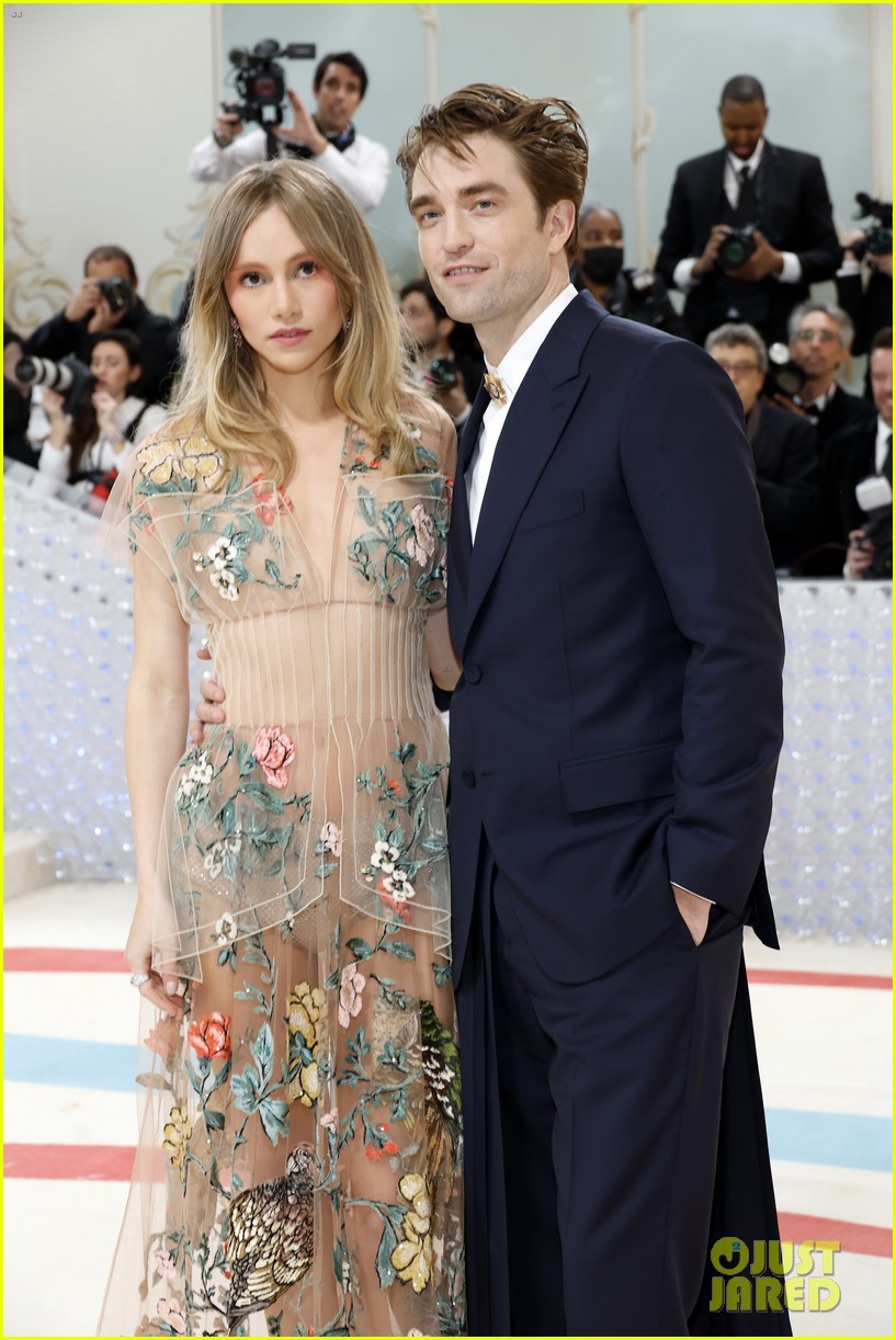 Robert Pattinson And Suki Waterhouse: A Look At Twilight Star Relationships Robert Pattinson And Suki Waterhouse: A Look At Twilight Star Relationships