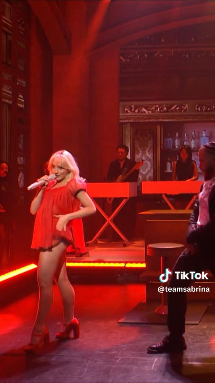 Sabrina Carpenter And Fun Size Co-Star Surprise SNL Audience Sabrina Carpenter And Fun Size Co-Star Surprise SNL Audience