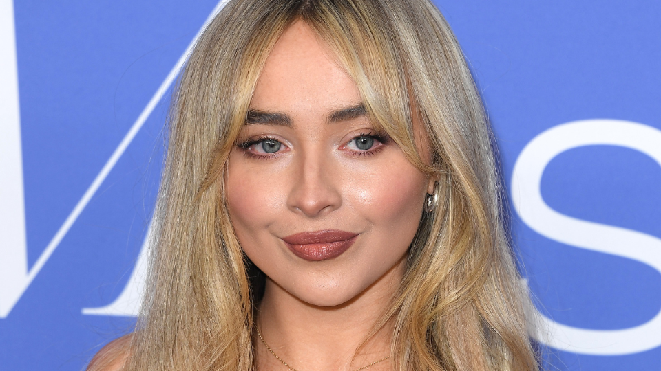 Sabrina Carpenter: Face Tee And Black Leggings Outfit Sabrina Carpenter: Face Tee And Black Leggings Outfit