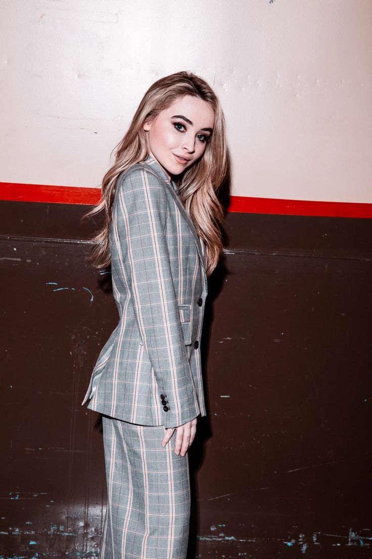 Sabrina Carpenter Rocks A Self-Portrait Tee With Black Leggings Sabrina Carpenter Rocks A Self-Portrait Tee With Black Leggings