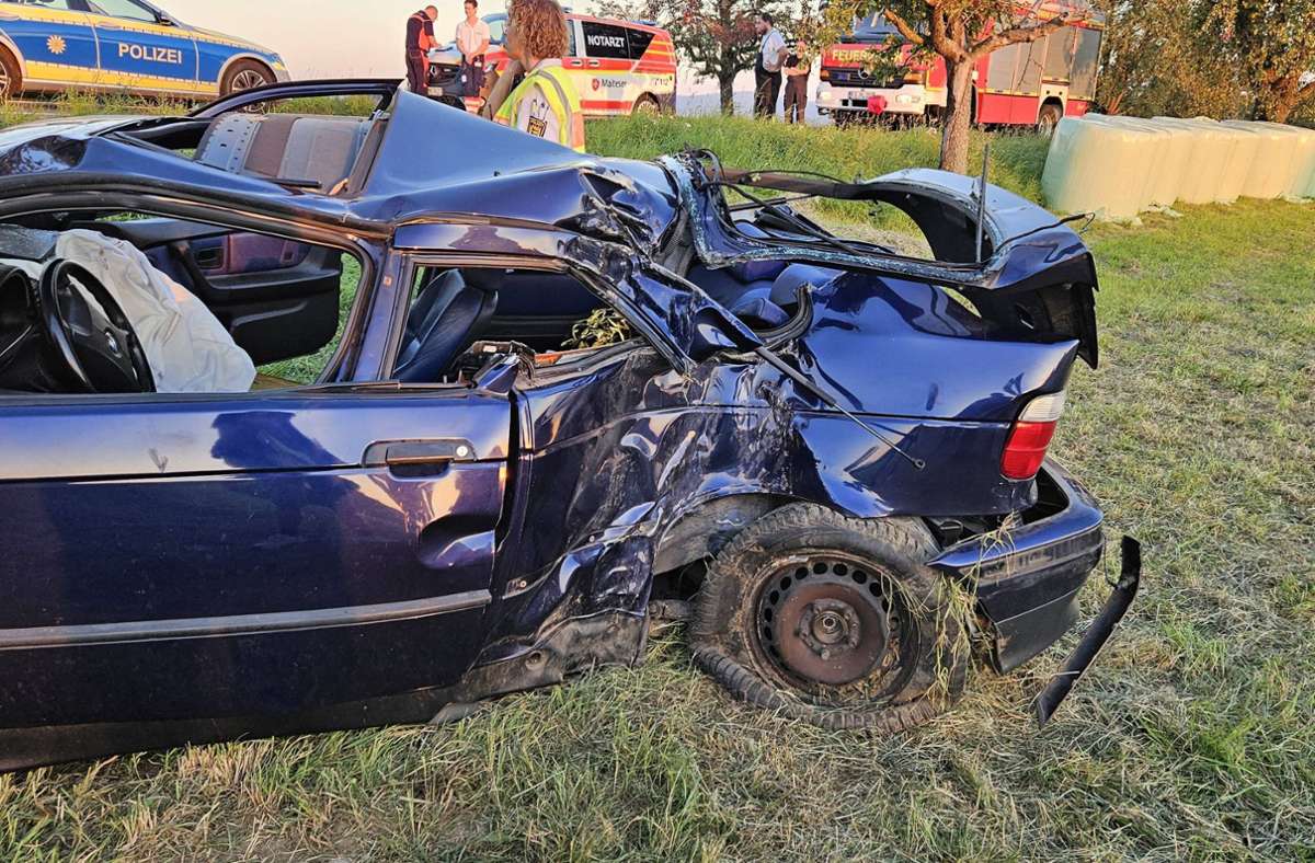 Schwerer Unfall In Stemwede Bei Bad Essen: Autofahrer Kracht Gegen Baum Schwerer Unfall In Stemwede Bei Bad Essen: Autofahrer Kracht Gegen Baum