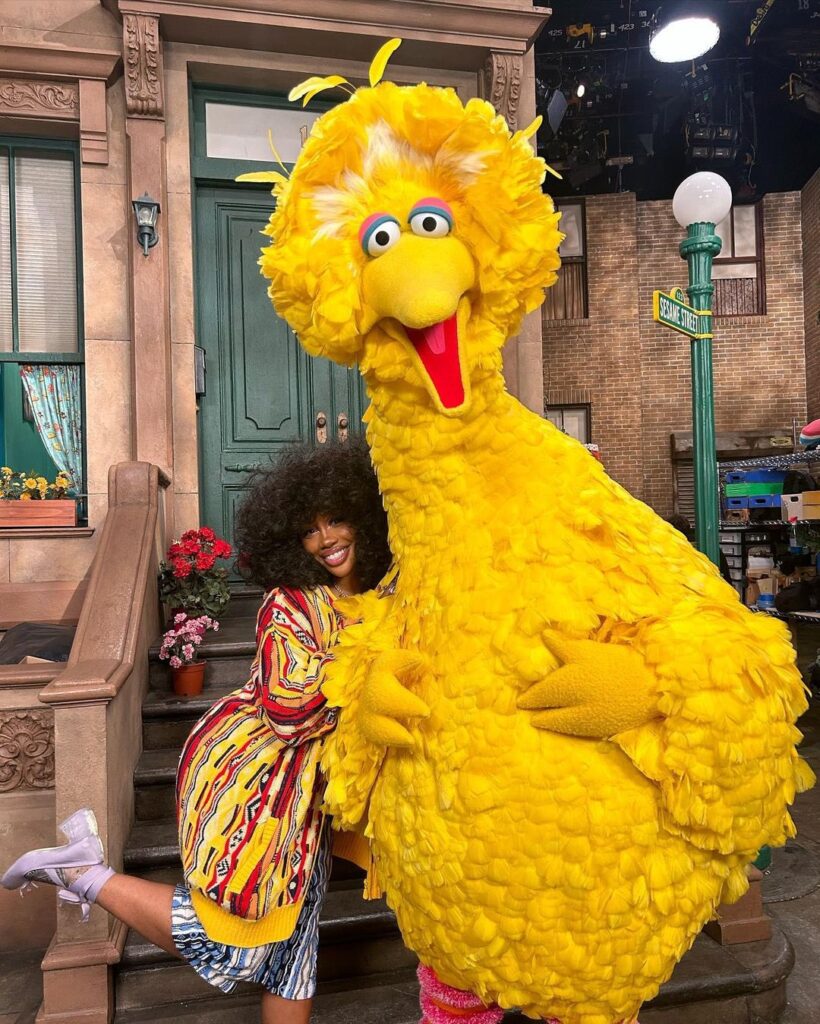 Sesame Street: SZA's New Song Promotes Gratitude With Elmo Sesame Street: SZA's New Song Promotes Gratitude With Elmo