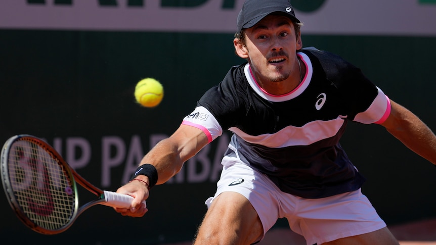Straight-Sets Loss Ends De Minaur's Madrid Open Run: Świątek's Winning Streak Continues Straight-Sets Loss Ends De Minaur's Madrid Open Run: Świątek's Winning Streak Continues