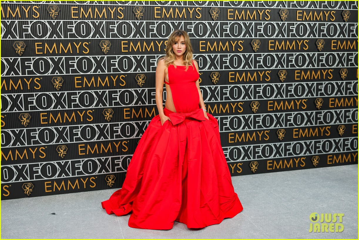 Suki Waterhouse: Valentino Grandma Chic Style Suki Waterhouse: Valentino Grandma Chic Style