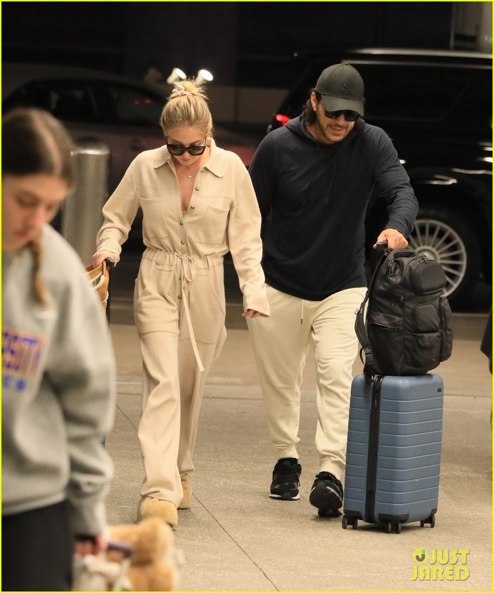 Sydney Sweeney's Fiancé, Jonathan Davino, Seen At Actress's $6 Million LA Home Amidst Breakup Rumors Sydney Sweeney's Fiancé, Jonathan Davino, Seen At Actress's $6 Million LA Home Amidst Breakup Rumors