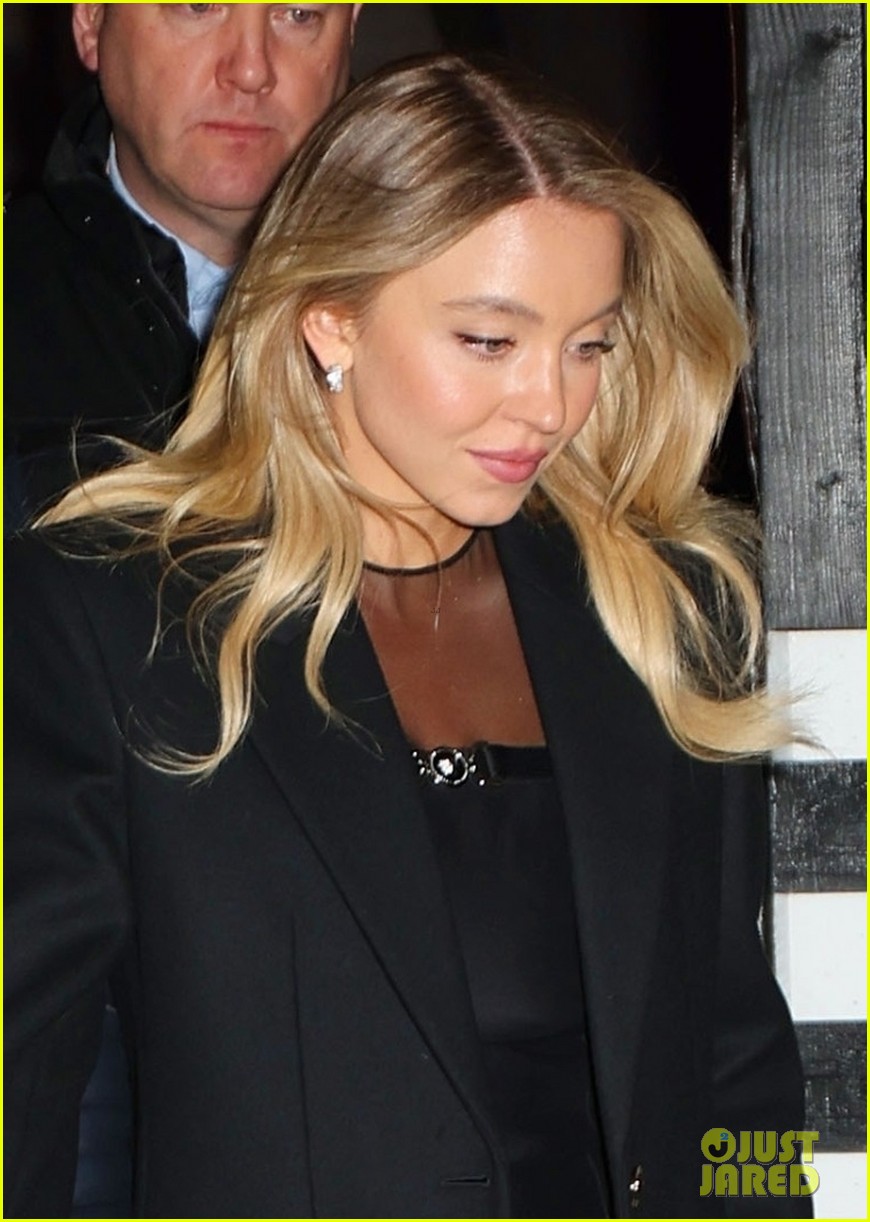 Sydney Sweeney's Karaoke: Raw Emotion After Jonathan Davino Split Sydney Sweeney's Karaoke: Raw Emotion After Jonathan Davino Split