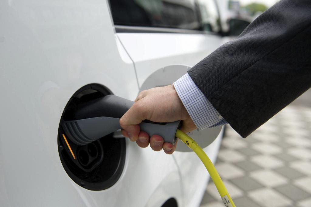 The Ongoing Battle: Car Dealers Resisting Electric Vehicle Requirements