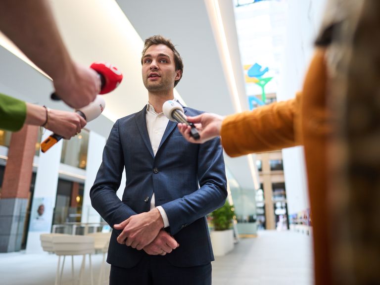Toezichthouder NPO Belooft Snelle Actie Na Gesprek Leeflang Toezichthouder NPO Belooft Snelle Actie Na Gesprek Leeflang