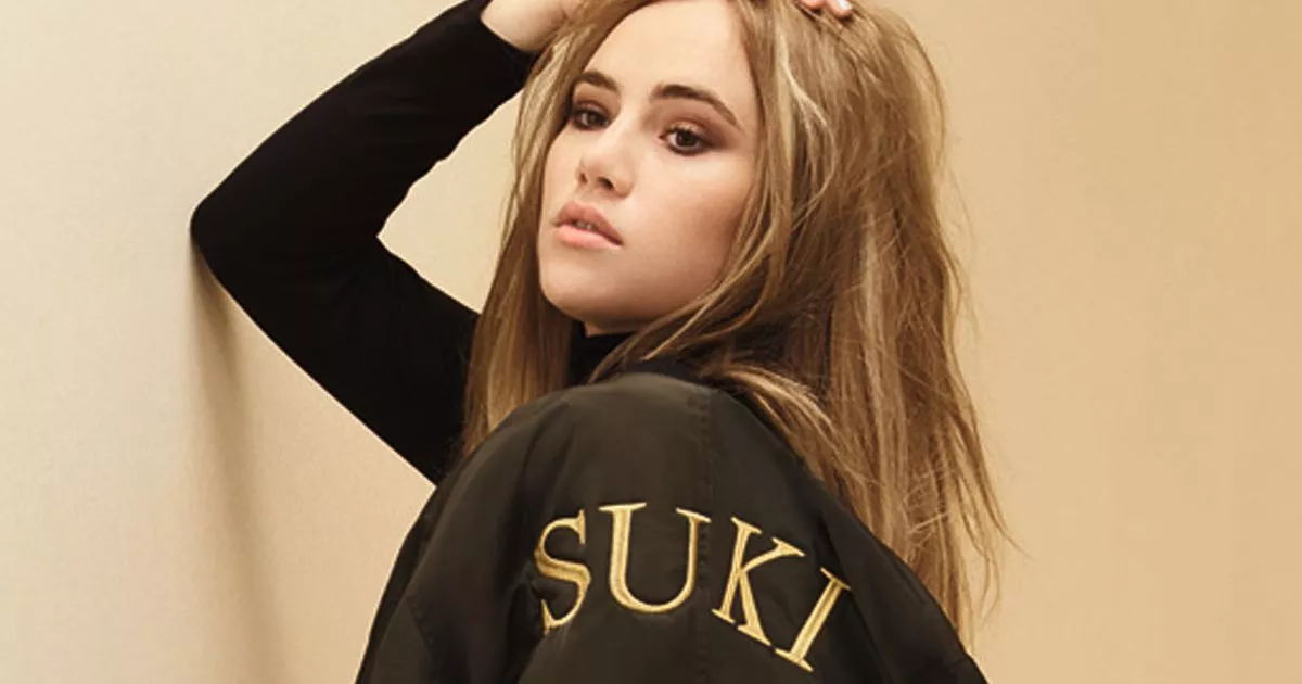 Valentino's Whimsical Look On Suki Waterhouse: Redefining Grandma Chic Valentino's Whimsical Look On Suki Waterhouse: Redefining Grandma Chic