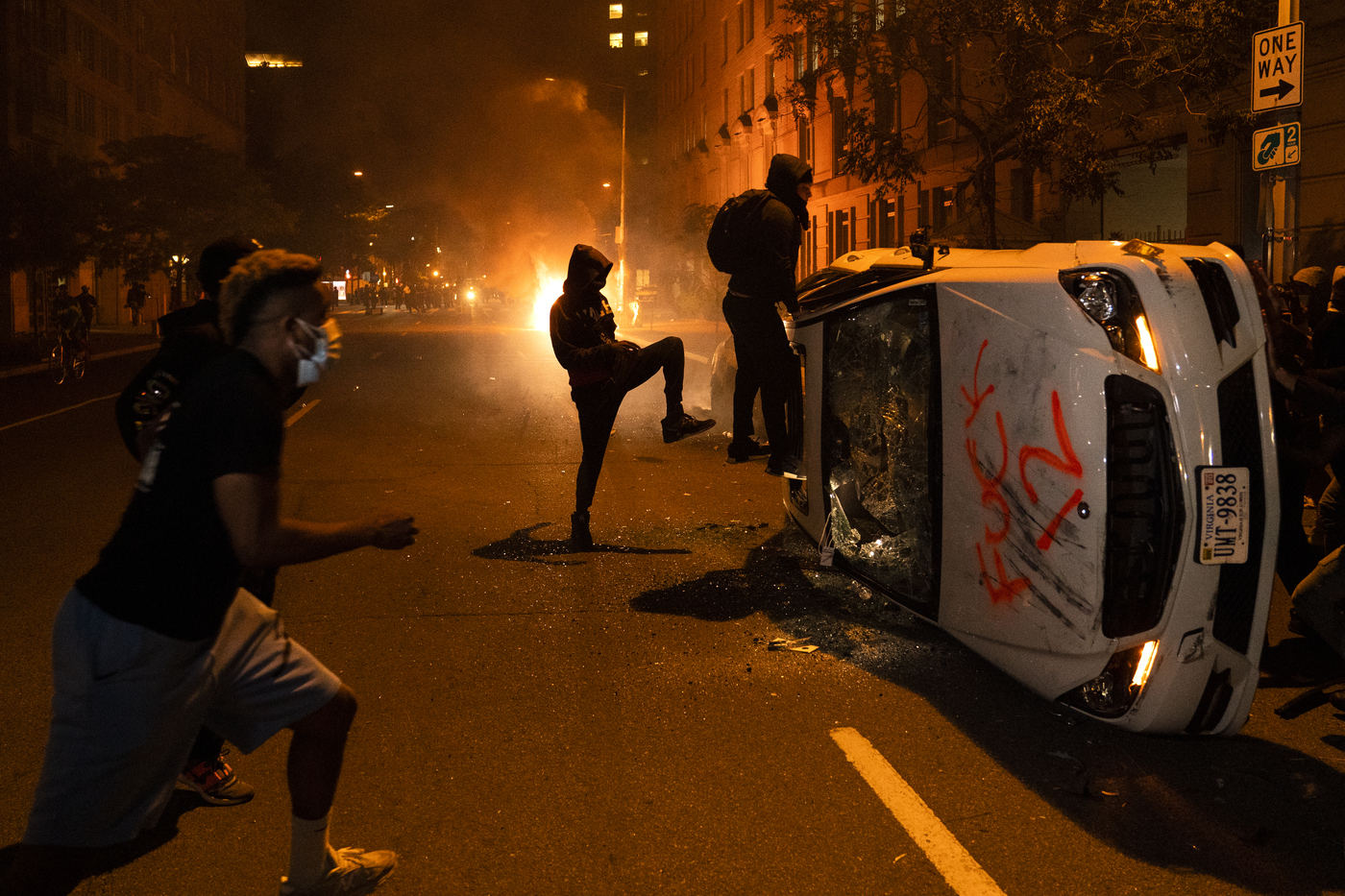 Vetrine Spaccate: 200 Manifestanti Protestano Contro Gli Attacchi Ai Ristoranti Palestinesi Vetrine Spaccate: 200 Manifestanti Protestano Contro Gli Attacchi Ai Ristoranti Palestinesi